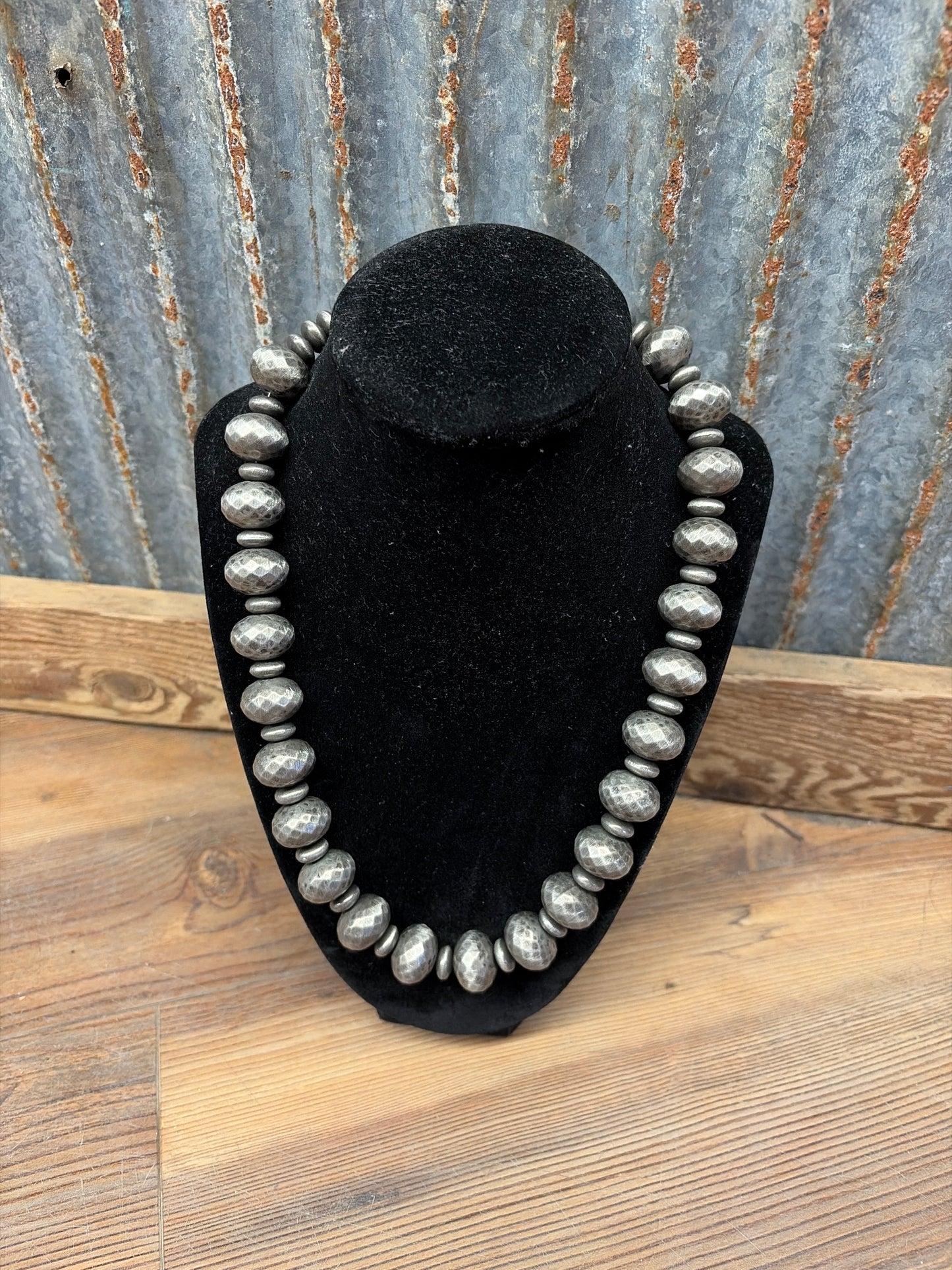 FAUX LARGE HAMMERED BEAD NECKLACE